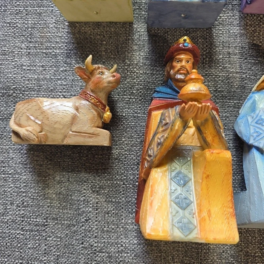 Christmas Nativity Set Wiseman Jospeh Mary Jesus Resin Squared Body Design 8 Pc